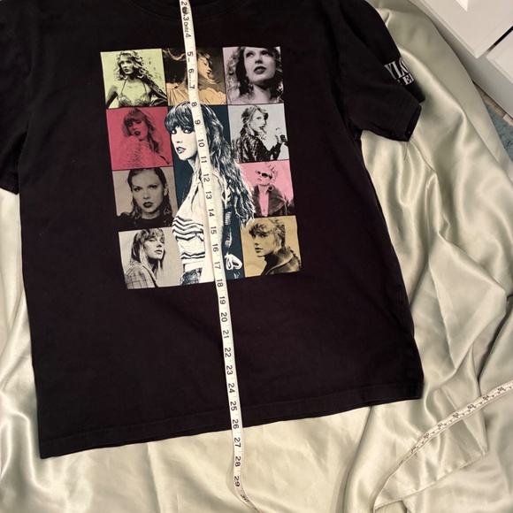 Taylor Swift The Eras T-Shirt 2023 Black Tour Cities On Back Size Medium VGUC - Picture 6 of 6